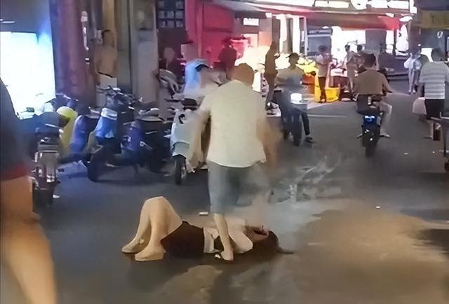 广州一女子酒后当街调戏殴挨女子，警圆传递：止拘！-1.jpg