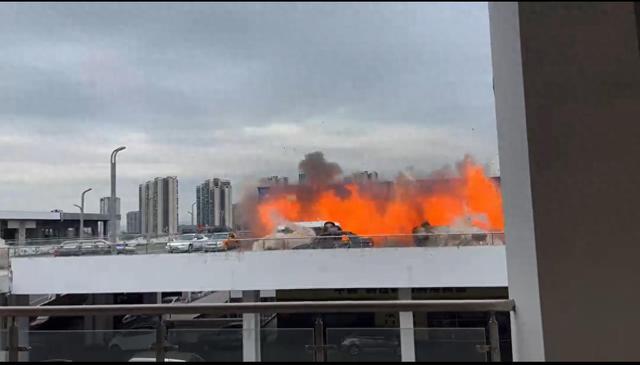 广东一茶餐厅发作“爆炸”掀翻汽车？餐厅总部：系港片拍摄现场，餐厅已开业数月-1.jpg