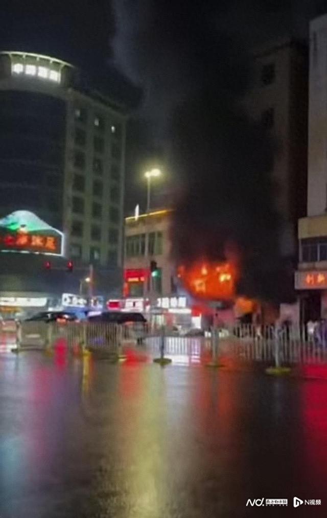 惠州一电动车止深夜突收年夜水，幸无职员伤亡！-1.jpg