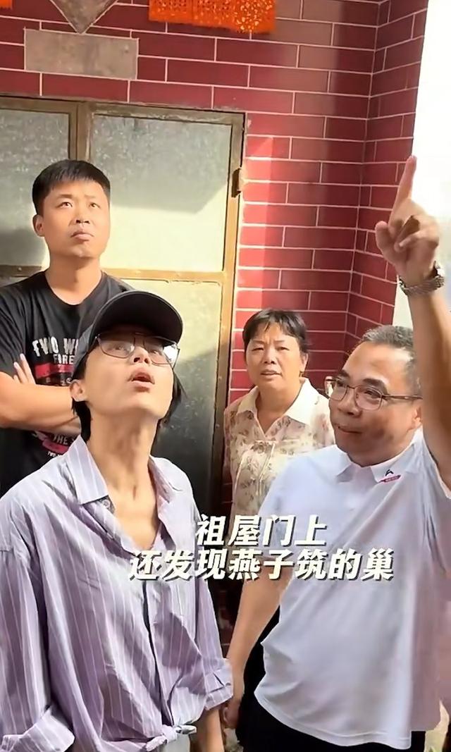 45岁胡杏女带老公孩子回广东台山烧喷鼻，祖屋很气度，铁门太实在-11.jpg