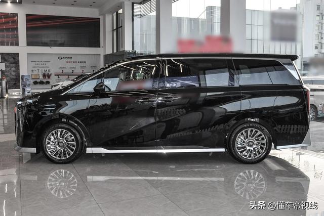 新车 | 卖28.68万元/2.0T混动中年夜型MPV，传祺M8宗师超等混动版到店-3.jpg