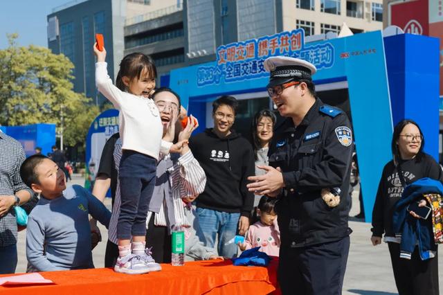 超多肇庆人会萃正在牌楼广场！本来是→-12.jpg