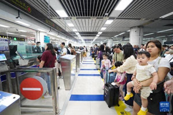 新时期中国调研止之看地区·年夜湾区篇丨跨境消耗高潮开启粤港澳年夜湾区“单背奔赴”新篇章-1.jpg