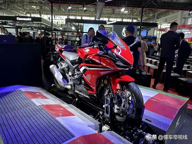 新车｜卖价69800元/新配色，2025款川崎Ninja ZX-4R上市，四缸动力-9.jpg