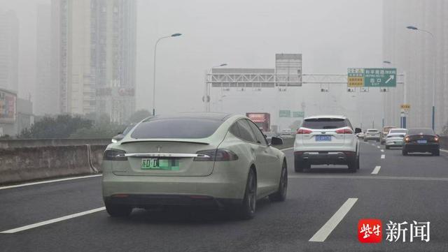 昔时降天远百万的电动豪车，十年后两脚价仅1/10 车主坦行：购着自制，建起去贵  念道爱您没有简单-2.jpg